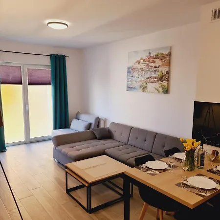 5d Fredry 2/36 Apartment *